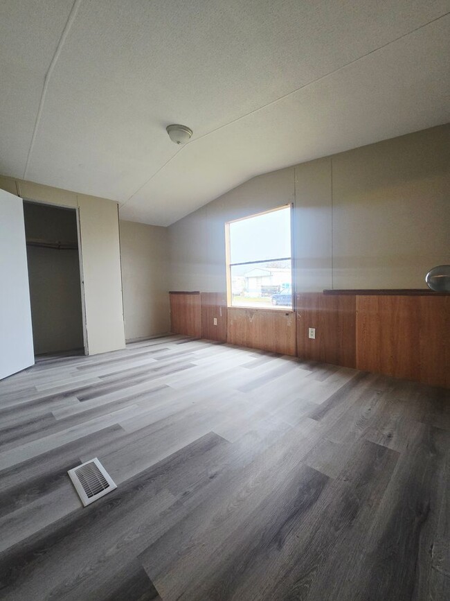 Building Photo - 3 bedroom, 2 bath Mobile Home in Yorktowne