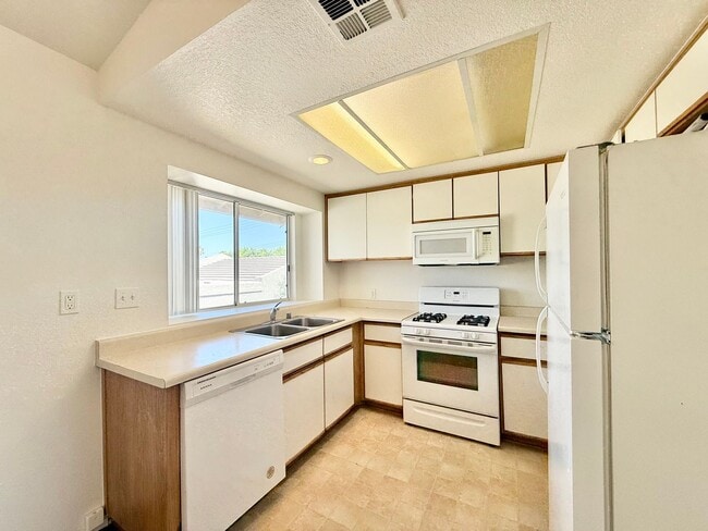 Building Photo - AVAILABLE NOW !! 2 Bedroom 2 Bathroom Apartment in Bermuda Dunes! MOVE IN SPECIAL! HALF OFF ONE M...