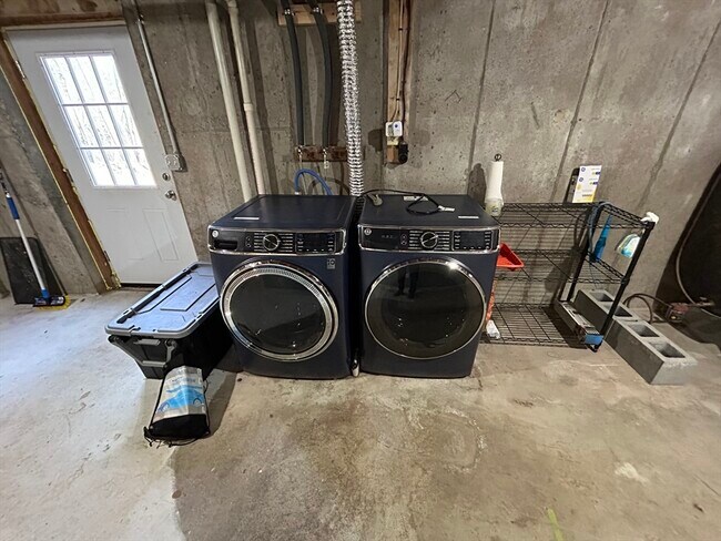 Building Photo - 256 Old Webster Rd