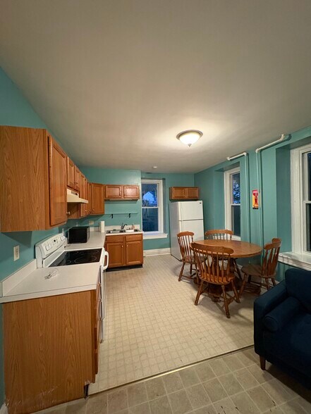 Kitchen - 133 Monroe St