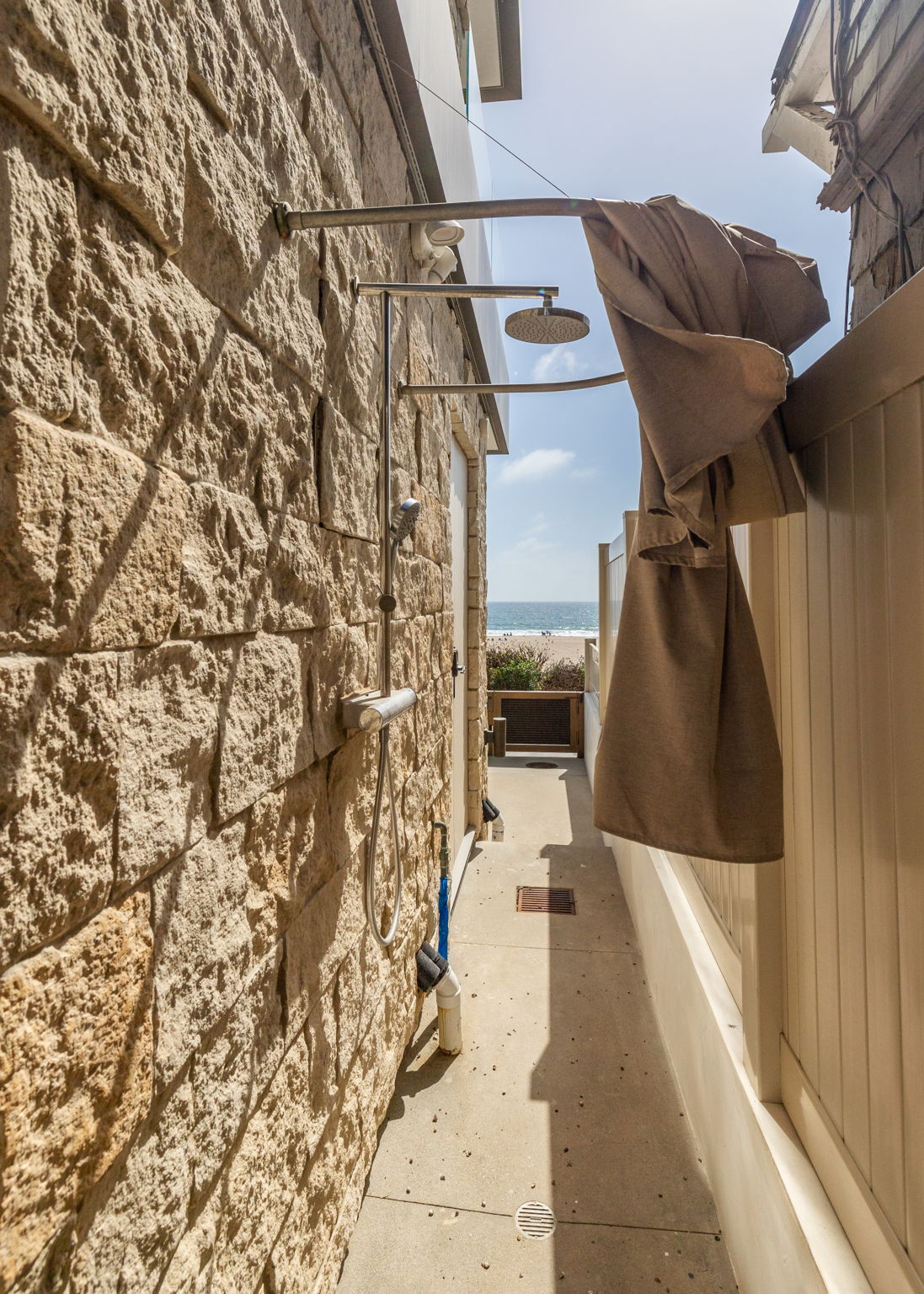 Building Photo - 716 The Strand