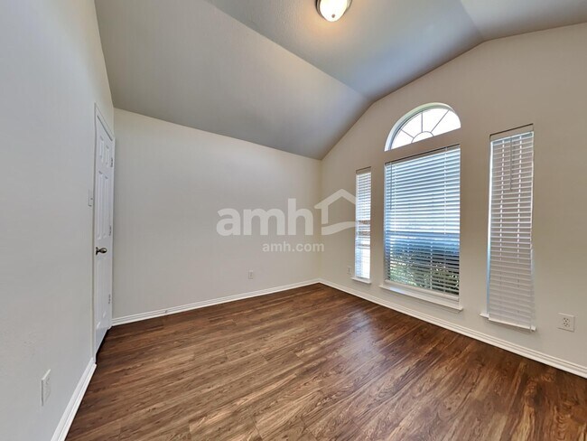 Building Photo - 221 Willow Creek Dr