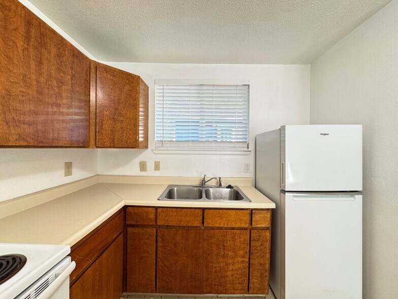 Building Photo - 2148 Primrose Dr