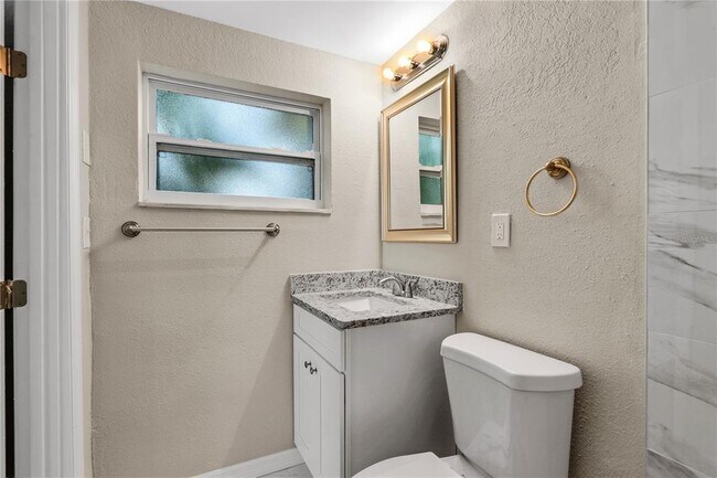 Building Photo - 1415 Classic Dr