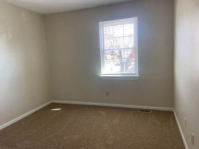 Building Photo - 3 BR Condo convenient to I-40 and Wendover...