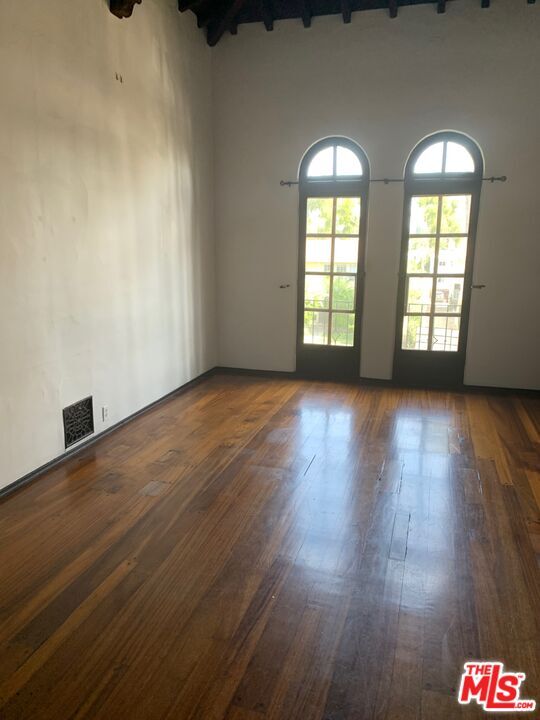 Building Photo - 1855 N Kingsley Dr