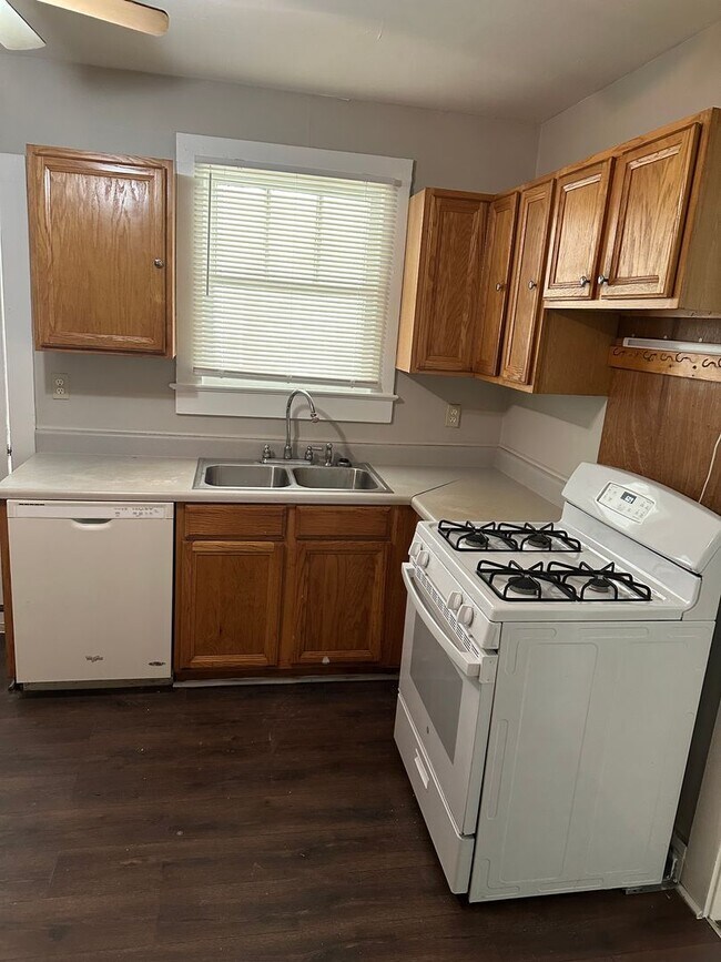 Building Photo - 2 Bedroom 1 Bath Home In Greenville !Home ...