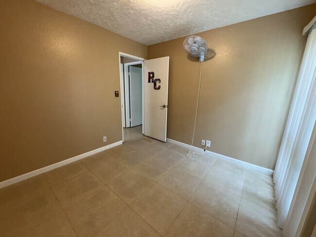 Building Photo - 46-1031-1031 Emepela Wy