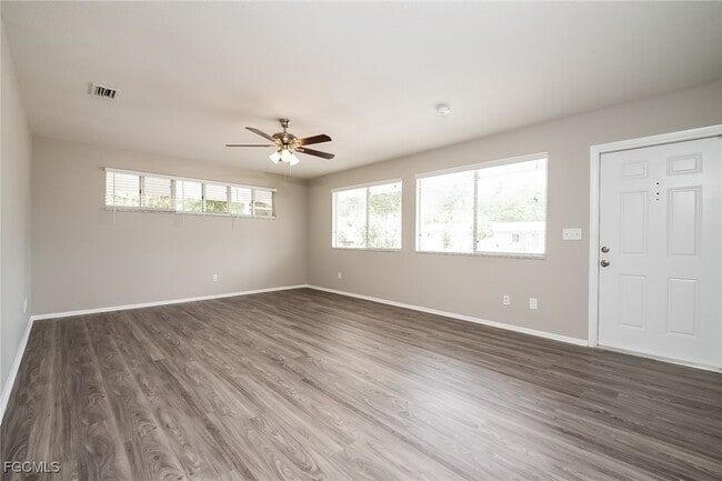 Building Photo - 744 Pineland Ave