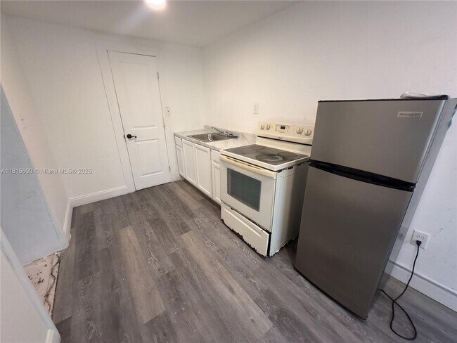 Building Photo - 225 NE 56th St