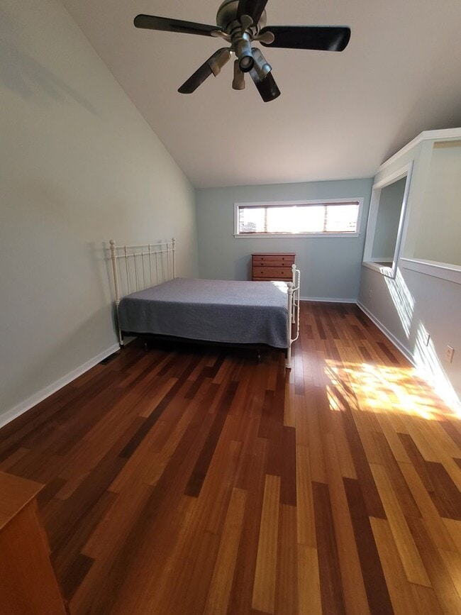 Building Photo - Located in Caneel Cove this 2 bed 2 bath townhome features hardwood floors throughout ,