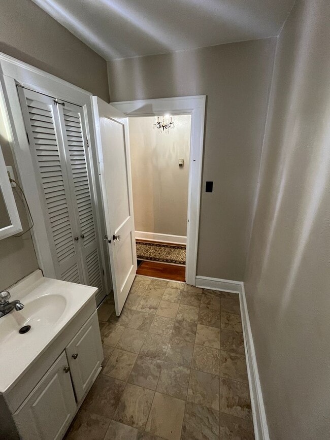 Building Photo - Charming 2-bedroom, 1-bathroom house