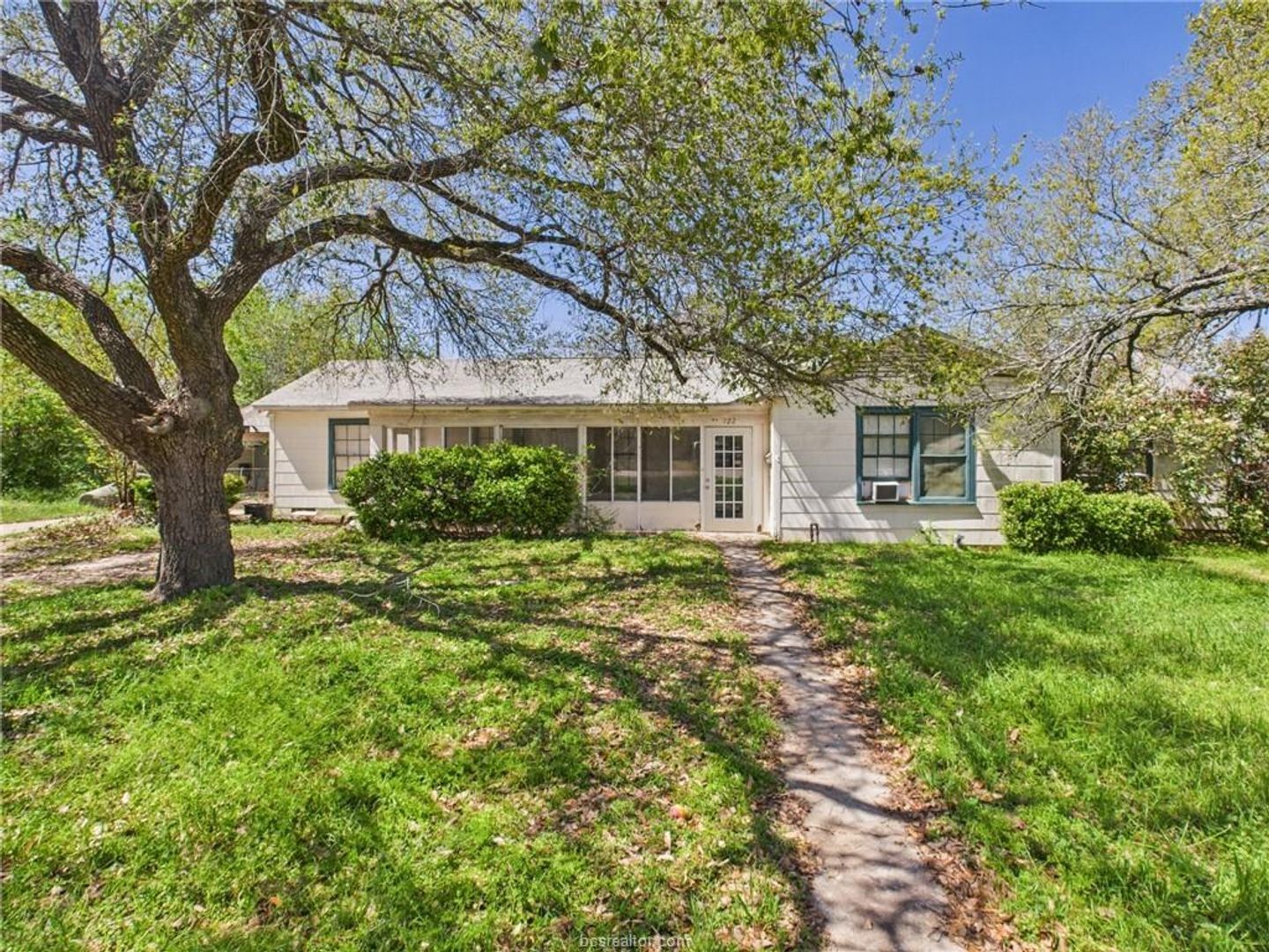 Building Photo - LATE JULY MOVE IN!  Adorable 3 Bedroom 2 Bathroom House
