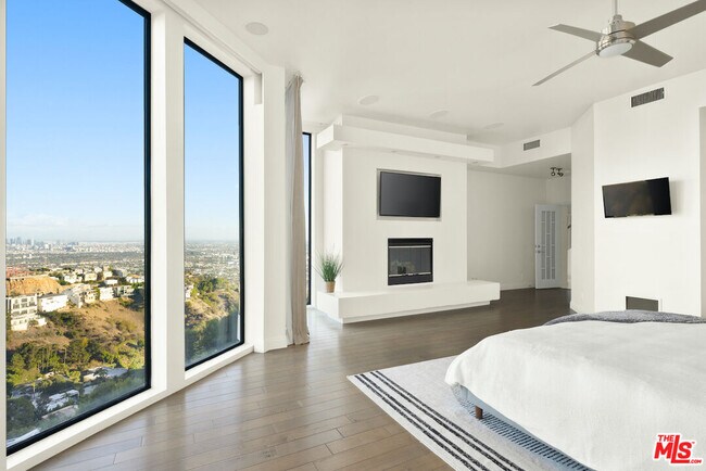 Building Photo - 2231 Sunset Plaza Dr