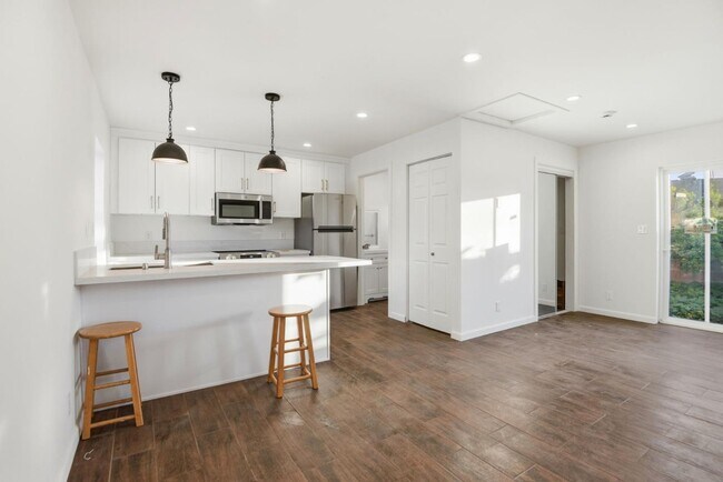 Building Photo - 648 Anita St