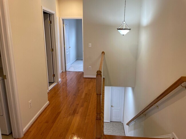 Building Photo - Stunning Light-Filled 3 Bed 2/2 Bath Townhome In Sought After Brambleton