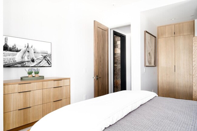 Building Photo - 10 Tree Line Ln