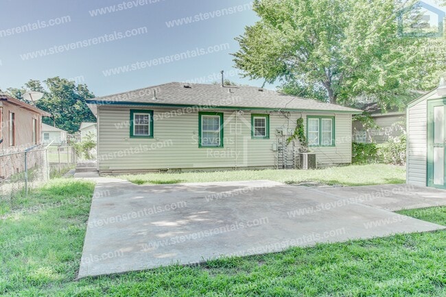 Building Photo - 1806 NW Lincoln Ave