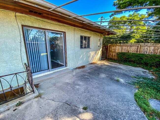 Building Photo - Remodeled Westgate Home with Attached Prof...