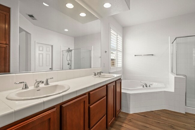 Building Photo - 4 Bedroom Home with Loft & Mountain Views ...