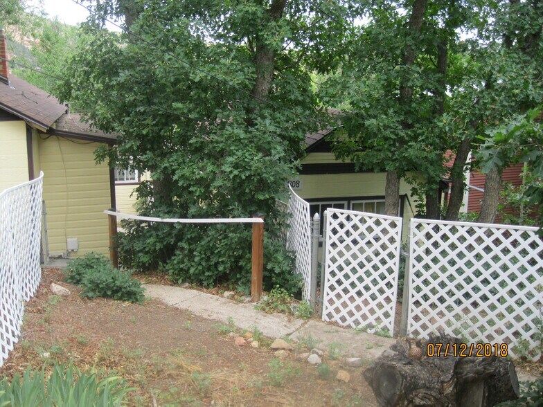 Building Photo - 808 Midland Ave