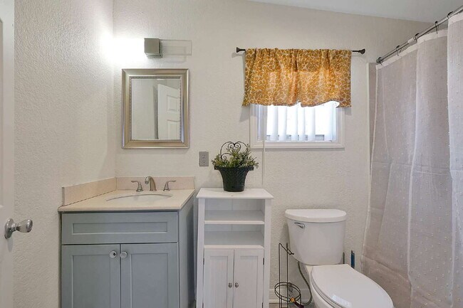 Building Photo - Prime Haines City Location | Move-In Ready 2BD/1BA Minutes from Hwy 27 | Section 8 Welcome