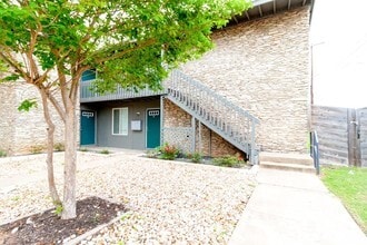 Building Photo - 2506 Manor Cir