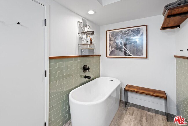 Building Photo - 13700 Marina Pointe Dr