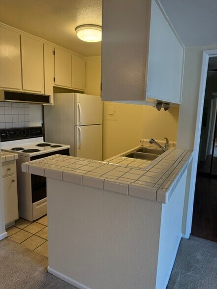 Kitchen - 18307 Burbank Blvd