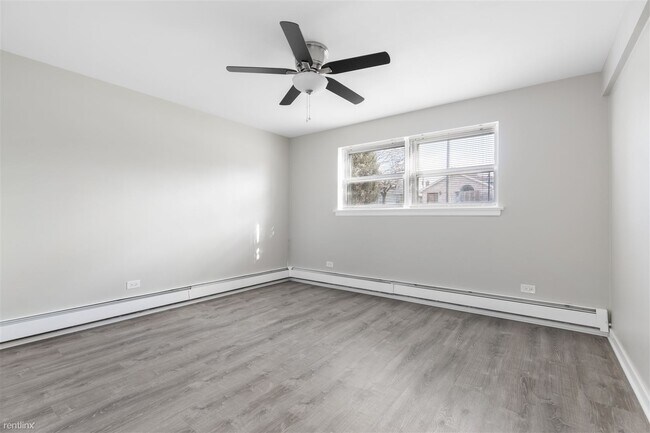 Building Photo - 3 br, 1 bath Triplex - 5358 South Narragan...