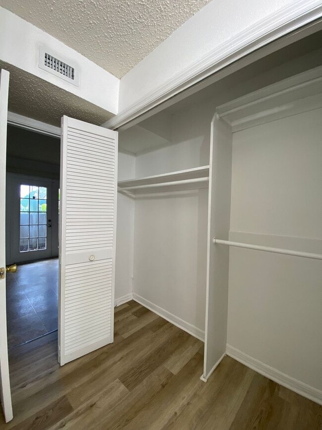 Building Photo - Mono Studio For Rent