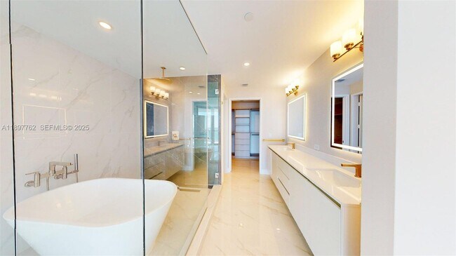 Building Photo - 700 NE 24th St