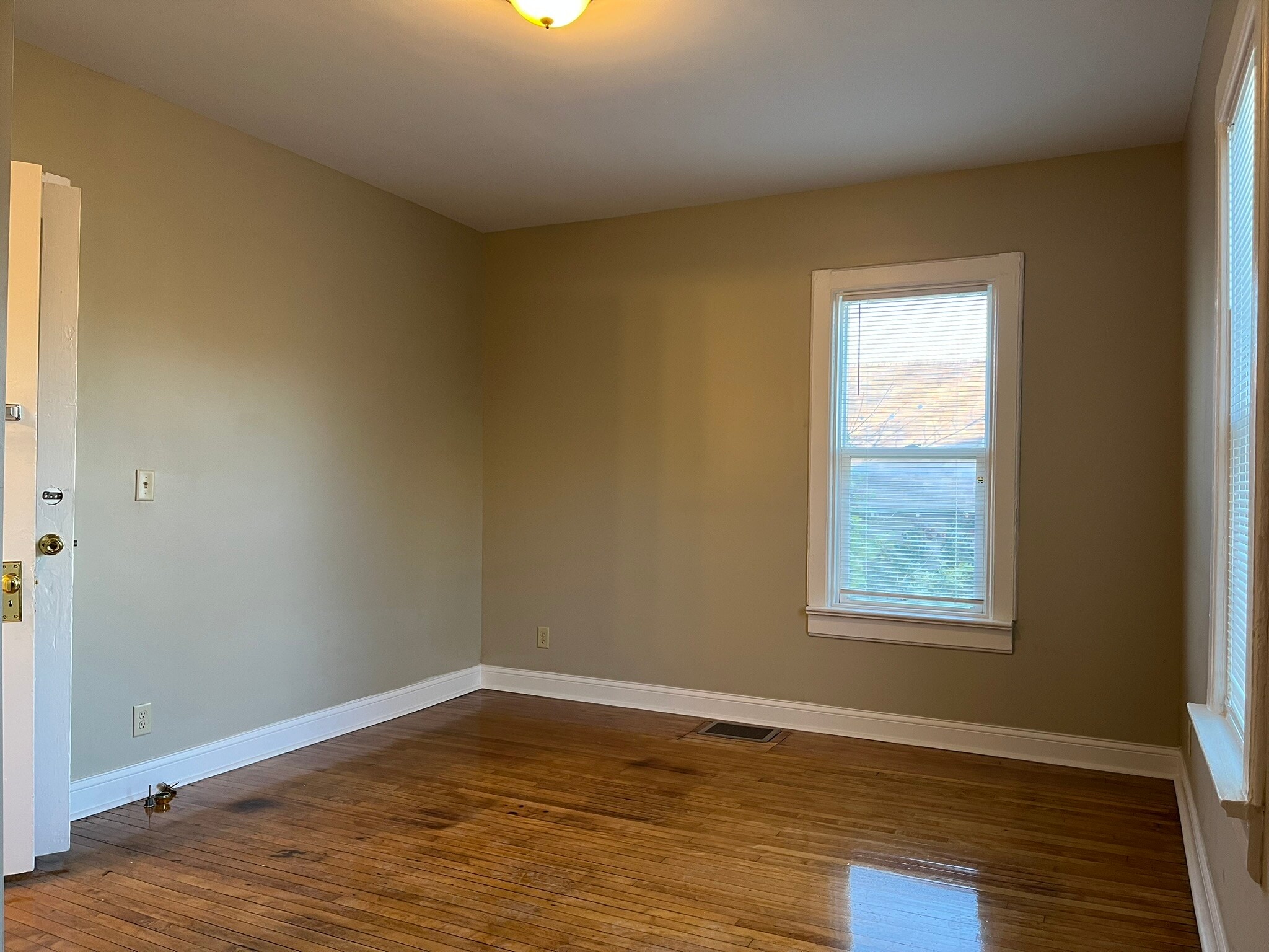 Building Photo - 814 E Lincoln Ave