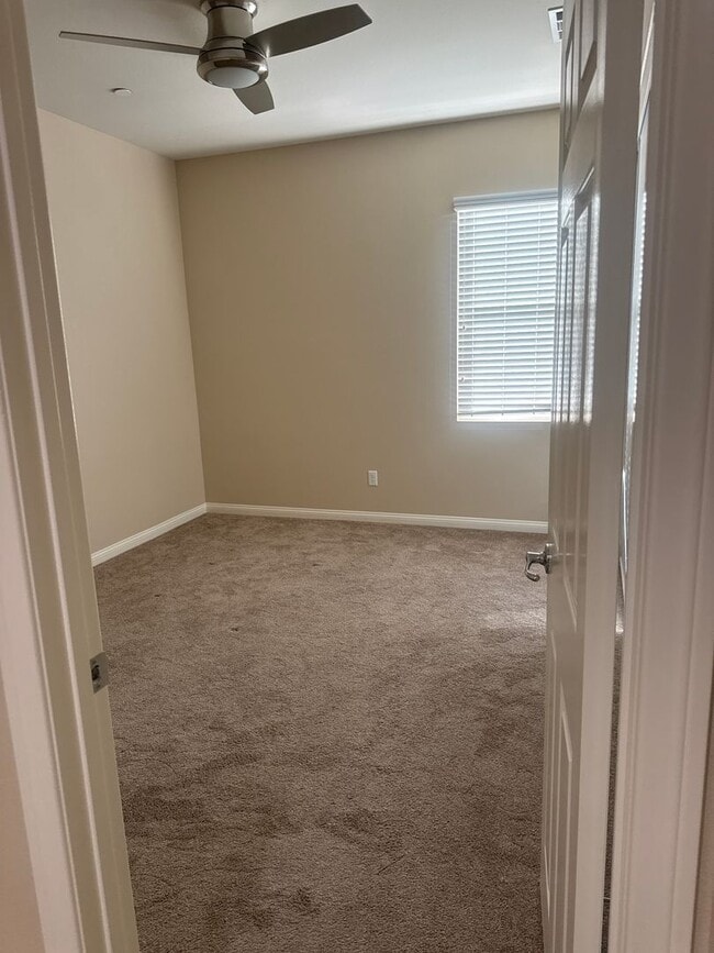 Building Photo - Single Story 3 bed 2 bath with Den