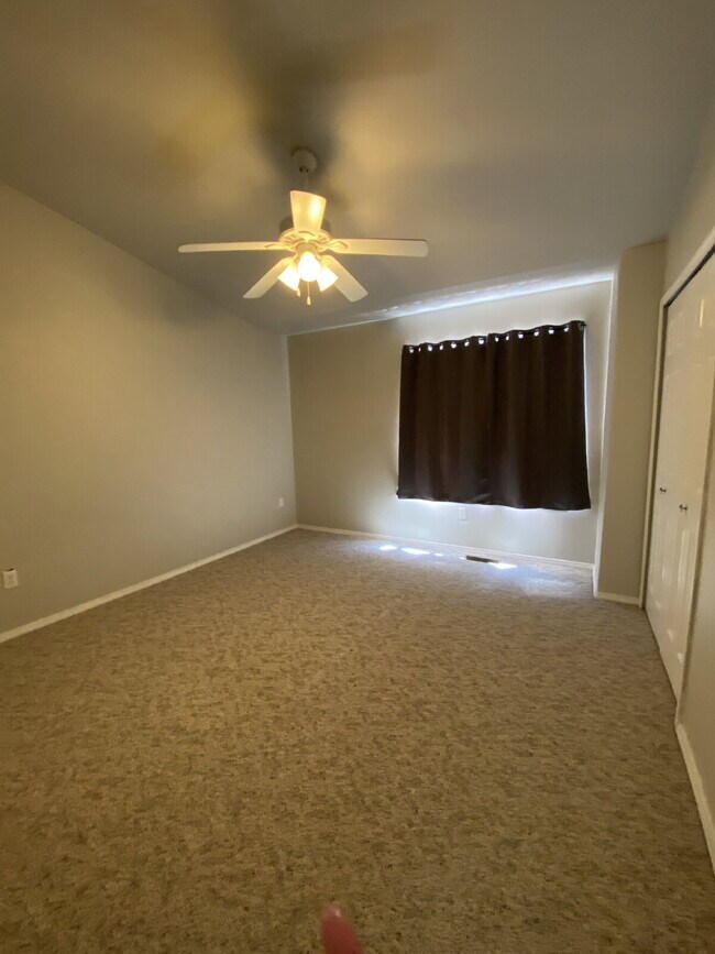 Building Photo - 3 bedroom townhouse westside - Mesa Valley