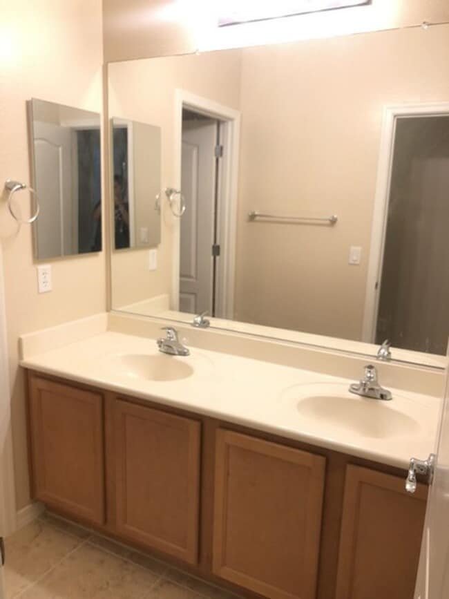 Building Photo - Beautiful 4 Bedroom / 2 Bath, in North Pho...