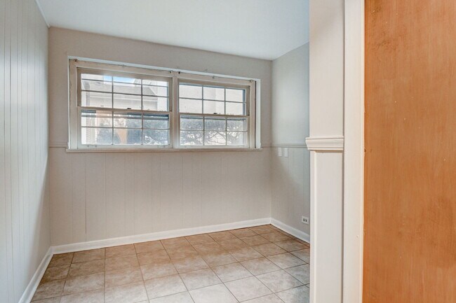 Building Photo - 1326 Meadow Ln