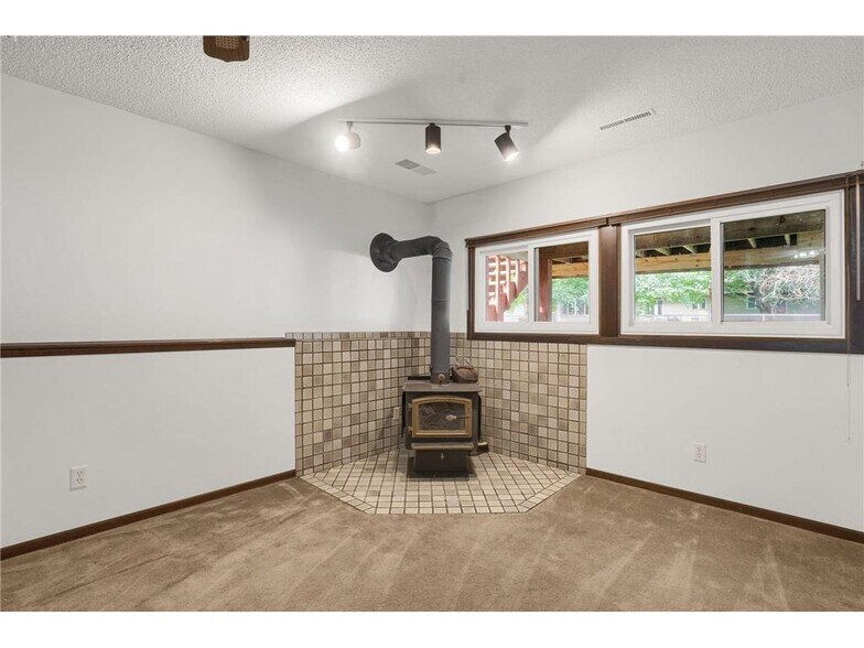 Building Photo - 9937 Deerwood Ln N