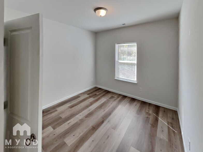 Building Photo - 218 E Boston Ave