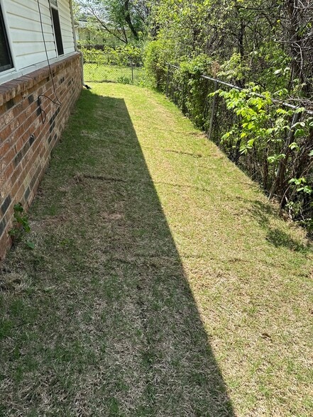 Building Photo - 1305 N Willow Dr