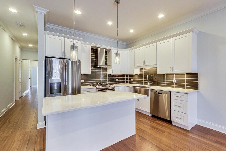 Building Photo - 2341 W North Ave