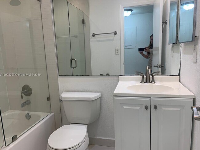 Building Photo - 907 NE 199th St