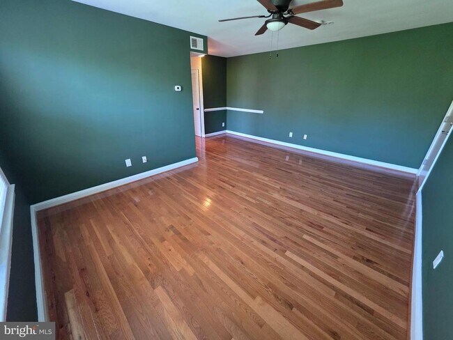 Building Photo - 4405 1st Pl NE