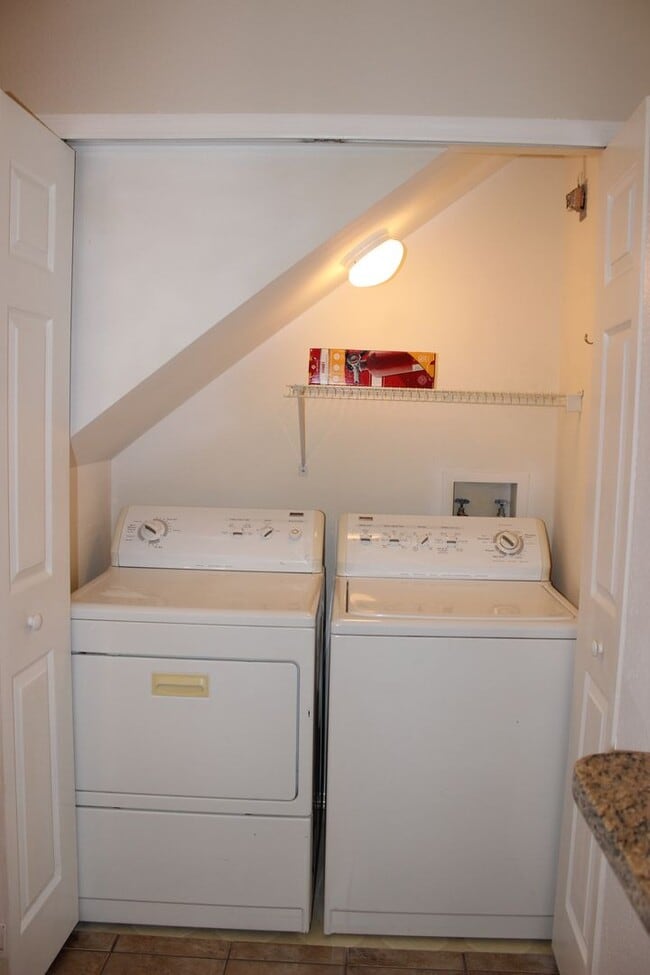 Building Photo - Beautiful 2 Bedroom, 2.5 Bath Townhome in Private Gated Community Of Hunter's Key In New Tampa