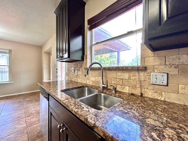 Building Photo - Lovely & Spacious 3/BR 2.5/BA Home in Roun...