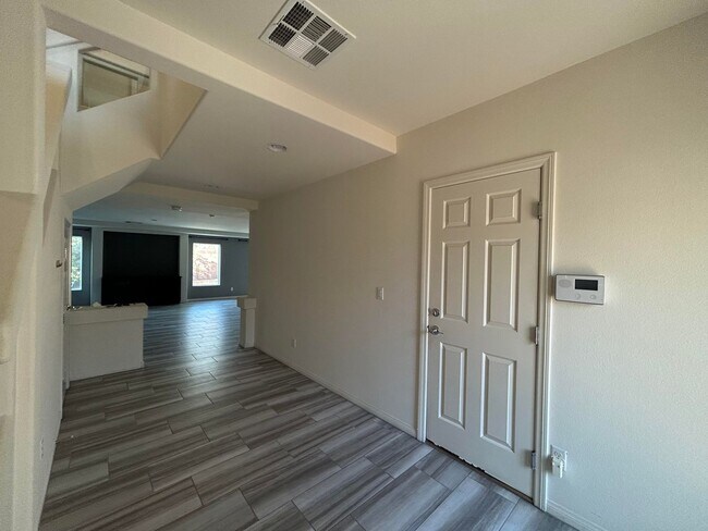 Building Photo - Great curb appeal