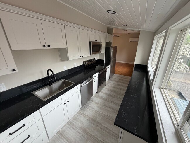 Building Photo - Gorgeous Newly Remodeled Upper Unit in Buckman with Washer/Dryer, A/C