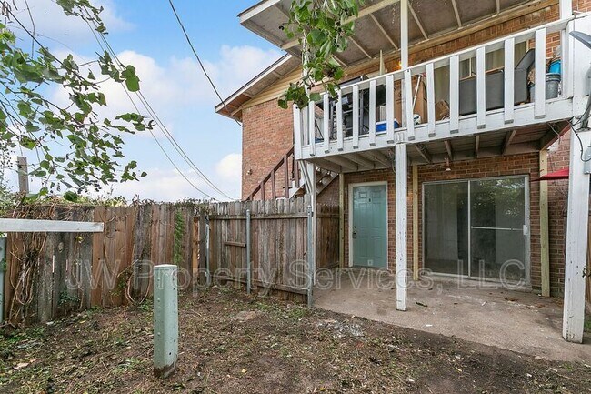 Building Photo - 904 Monterey Ct W