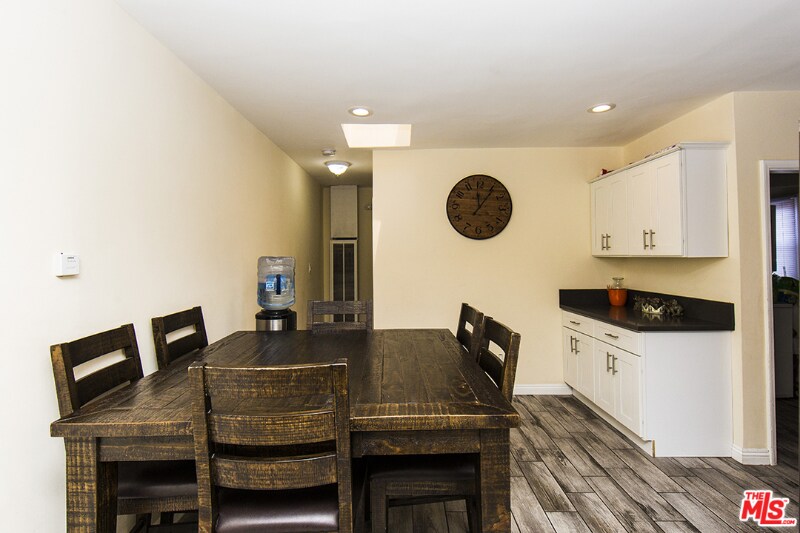 Building Photo - 921 W 83rd St