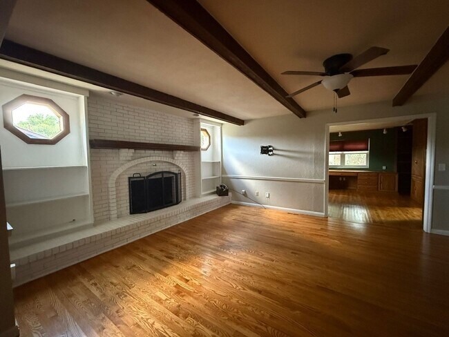Building Photo - Available now-  4 Bedroom house in O'Fallon